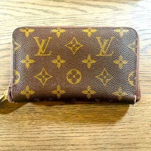 Louis Vuitton Zippy Wallet in Monogram-still for sale